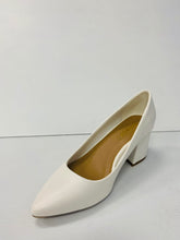 Load image into Gallery viewer, BAMBOO MODE-05 Low Chunky Heels
